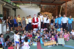 Papai Noel da Premialy entrega presentes em creches do Vale do Ao